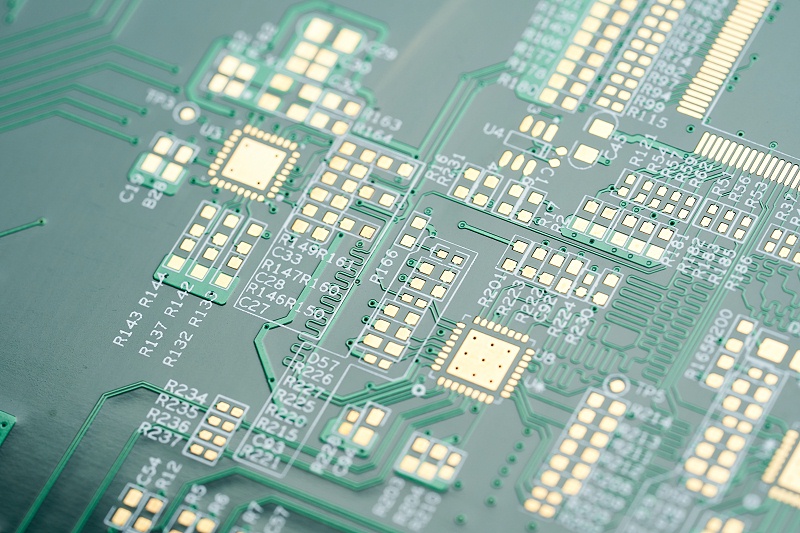 PCB ထုတ်လုပ်သူများသည် circuit board ၏ power supply ၏ positive နှင့် negative poles များကြားကို မည်ကဲ့သို့ ခွဲခြားရမည်နည်း။